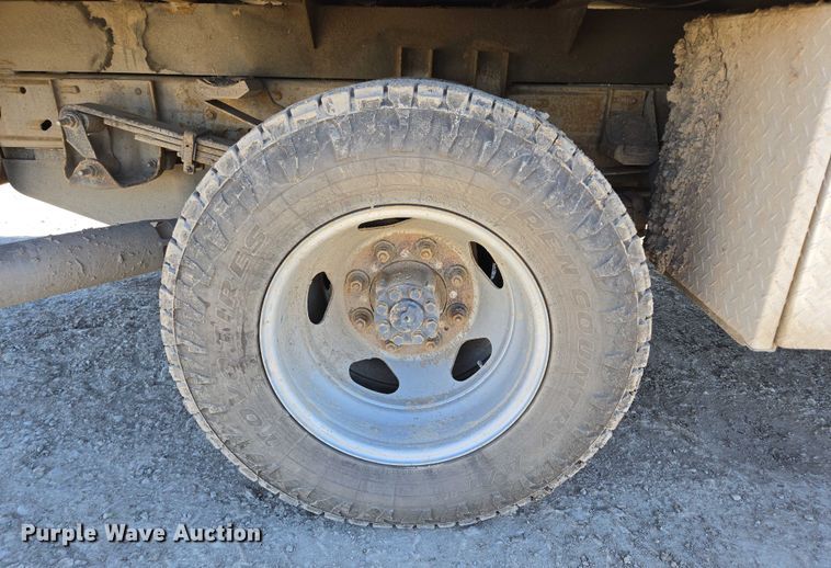 image for item DY1241 2019 Chevrolet Silverado 3500HD Crew Cab flatbed pickup truck