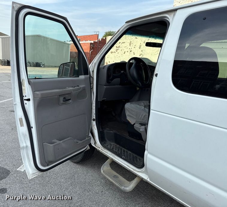 image for item DY8183 2002 Ford E350 handicap accessible van