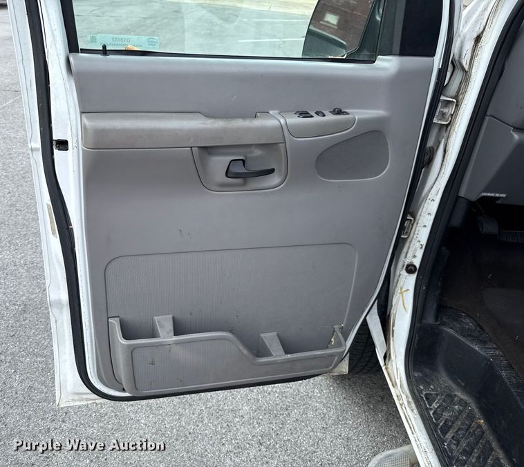 image for item DY8183 2002 Ford E350 handicap accessible van