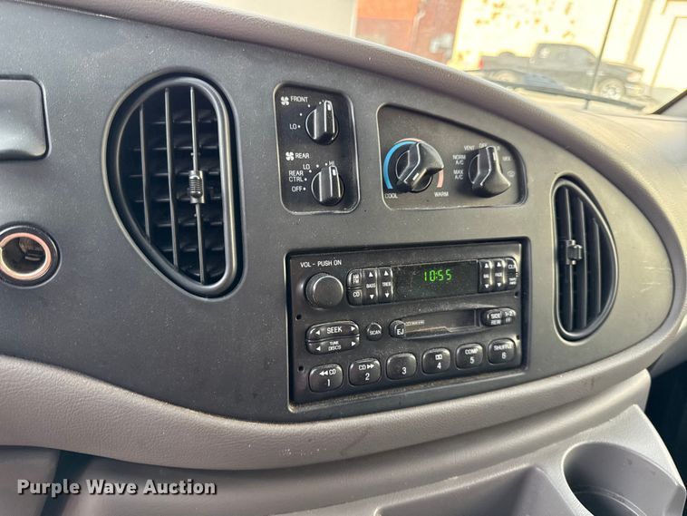 image for item DY8183 2002 Ford E350 handicap accessible van