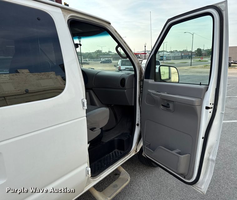 image for item DY8183 2002 Ford E350 handicap accessible van