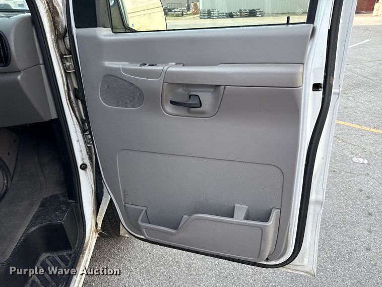 image for item DY8183 2002 Ford E350 handicap accessible van