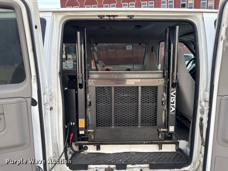 image for item DY8183 2002 Ford E350 handicap accessible van