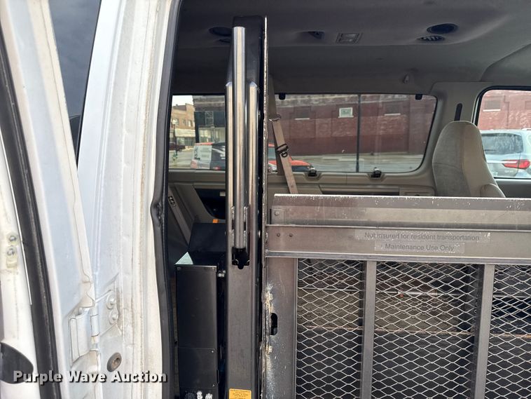 image for item DY8183 2002 Ford E350 handicap accessible van