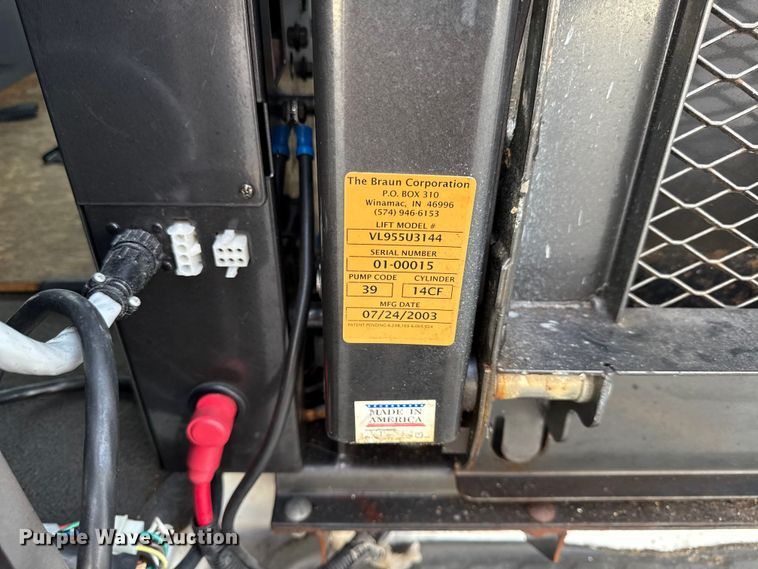 image for item DY8183 2002 Ford E350 handicap accessible van