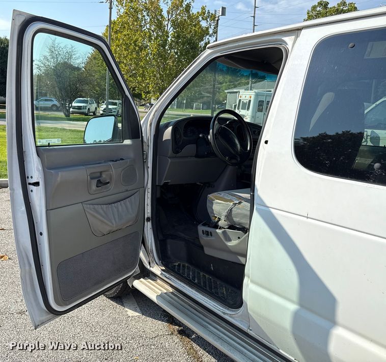 image for item DY8186 1999 Ford E350 van