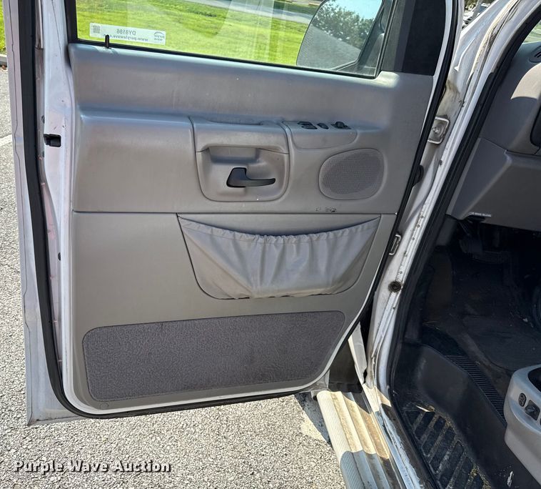 image for item DY8186 1999 Ford E350 van