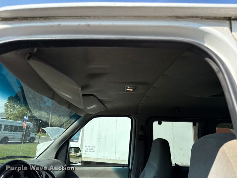 image for item DY8186 1999 Ford E350 van