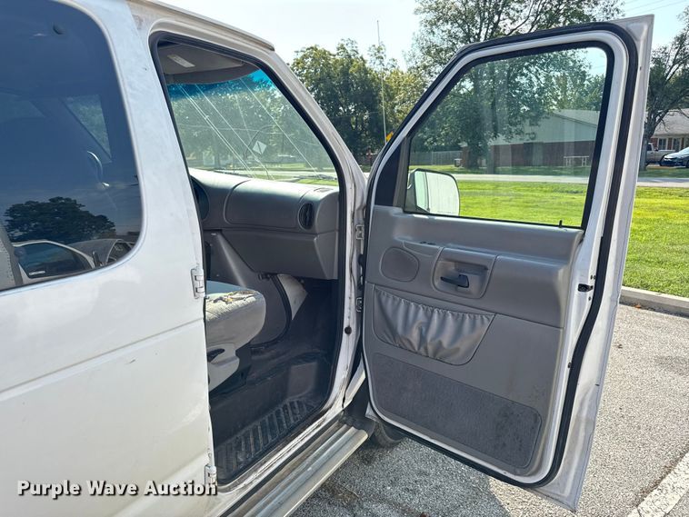 image for item DY8186 1999 Ford E350 van