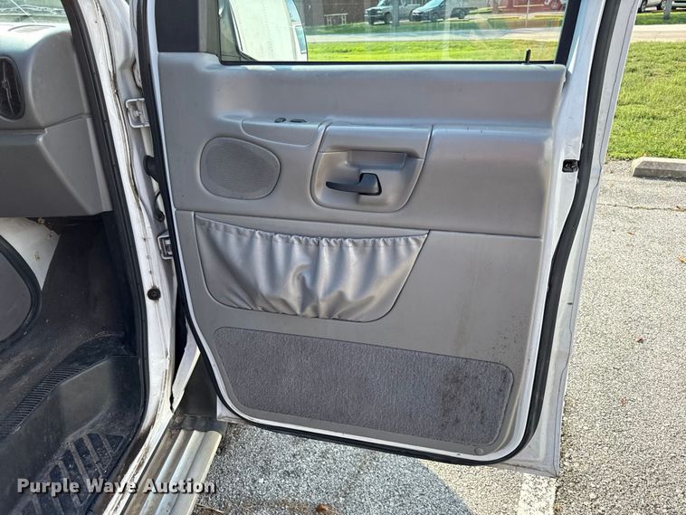 image for item DY8186 1999 Ford E350 van