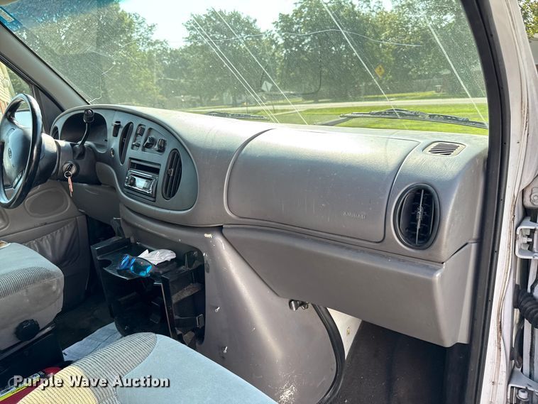 image for item DY8186 1999 Ford E350 van