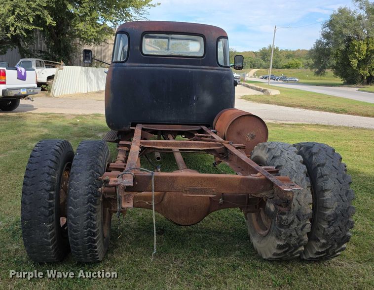 image for item DZ6393 1952 GMC 350  truck cab and chassis