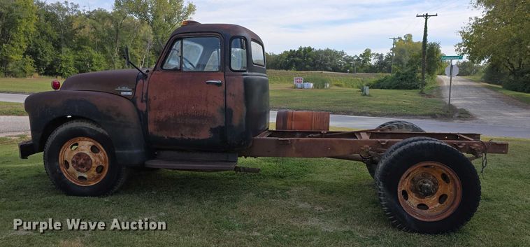 image for item DZ6393 1952 GMC 350  truck cab and chassis