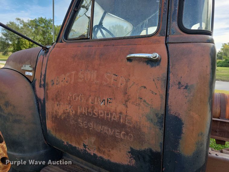 image for item DZ6393 1952 GMC 350  truck cab and chassis