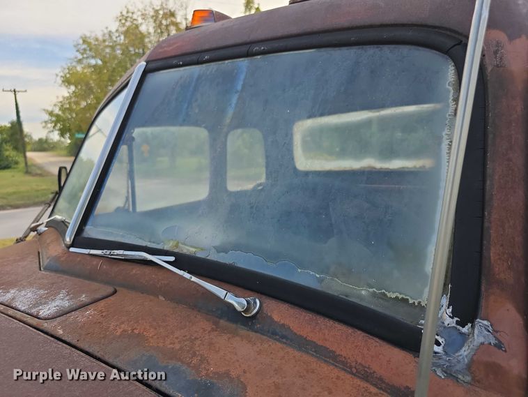 image for item DZ6393 1952 GMC 350  truck cab and chassis