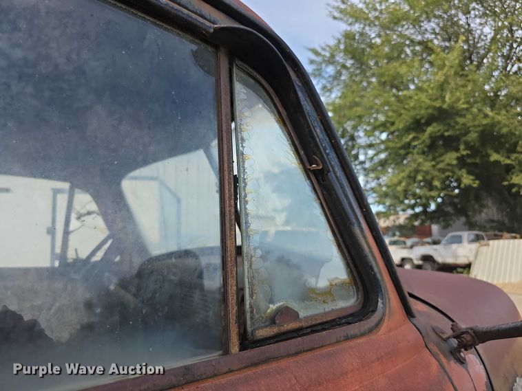 image for item DZ6393 1952 GMC 350  truck cab and chassis