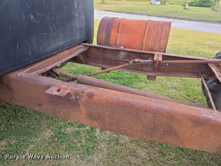 image for item DZ6393 1952 GMC 350  truck cab and chassis