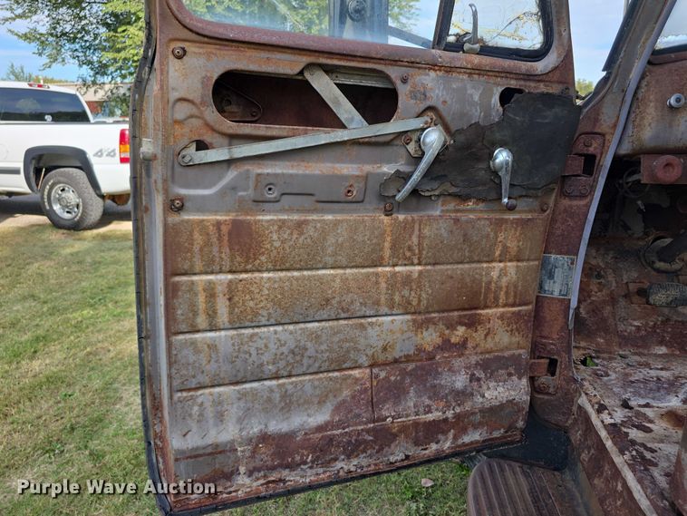 image for item DZ6393 1952 GMC 350  truck cab and chassis