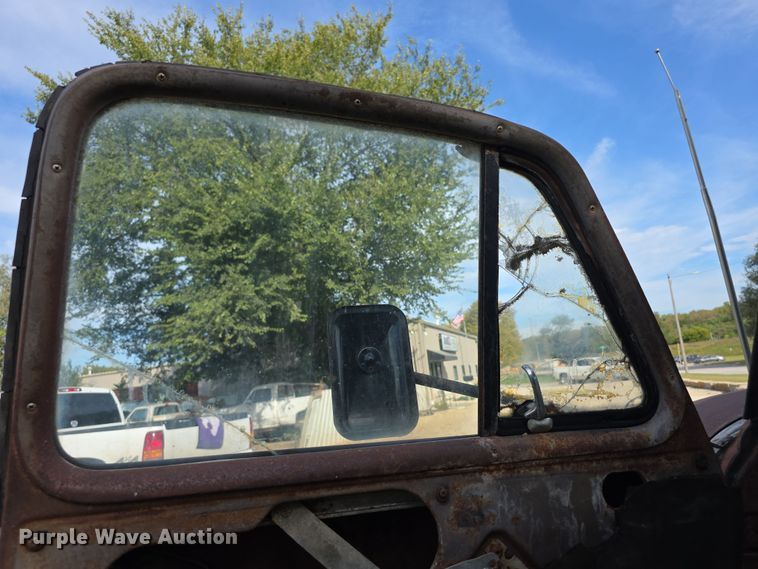 image for item DZ6393 1952 GMC 350  truck cab and chassis