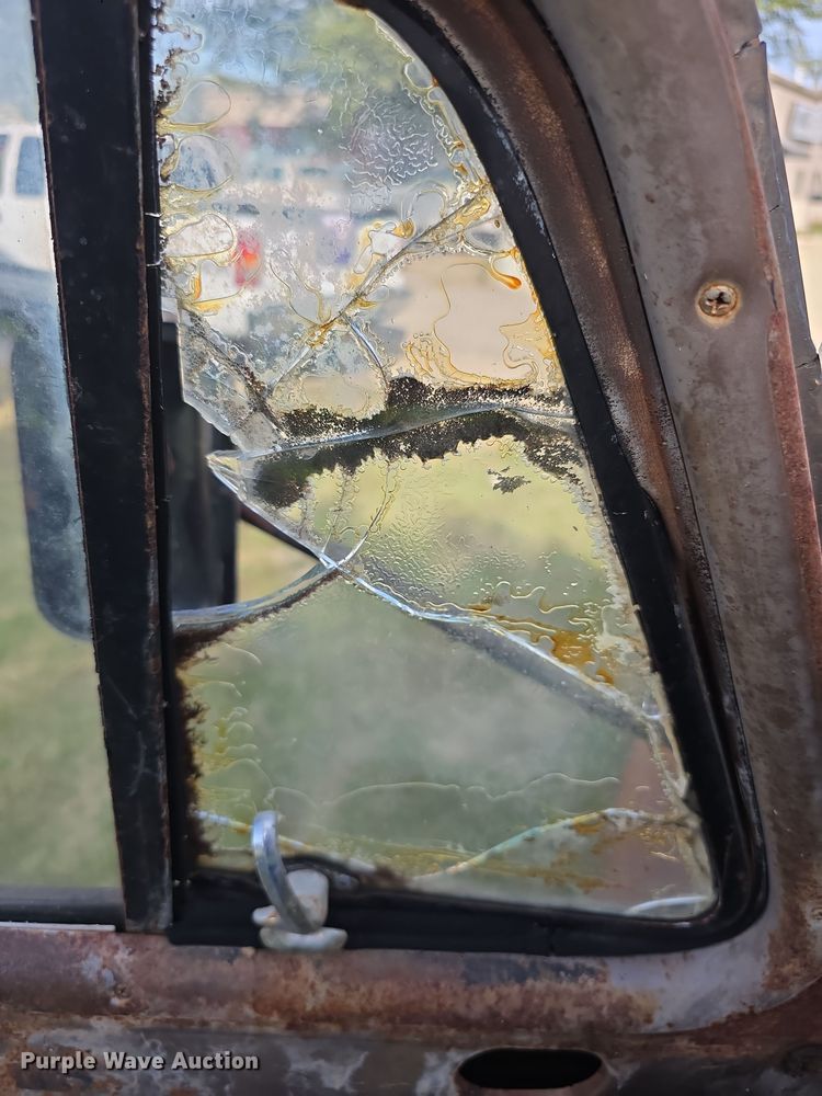 image for item DZ6393 1952 GMC 350  truck cab and chassis