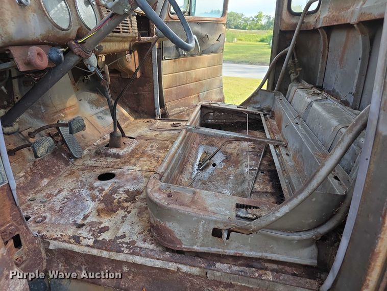 image for item DZ6393 1952 GMC 350  truck cab and chassis