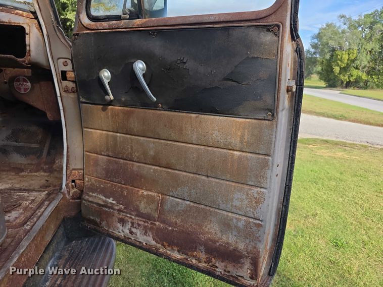 image for item DZ6393 1952 GMC 350  truck cab and chassis