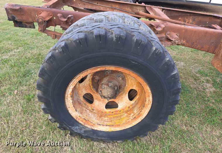 image for item DZ6393 1952 GMC 350  truck cab and chassis