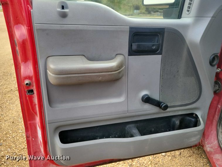 image for item DZ6590 2006 Ford  F150 XL pickup truck