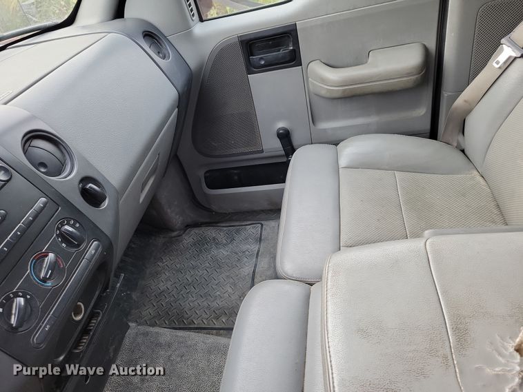 image for item DZ6590 2006 Ford  F150 XL pickup truck