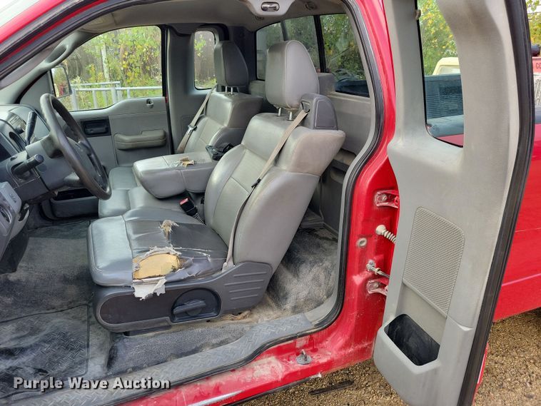 image for item DZ6590 2006 Ford  F150 XL pickup truck