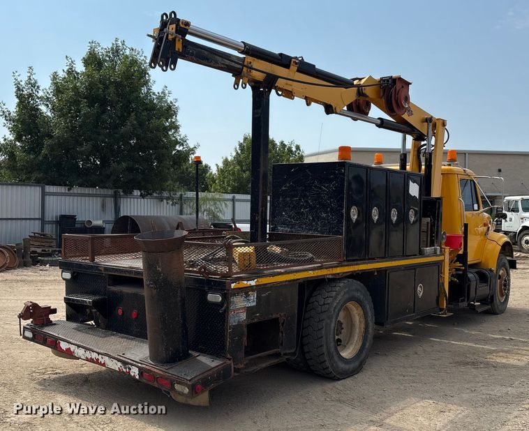 image for item EA7533 1998 International 4700 crane truck