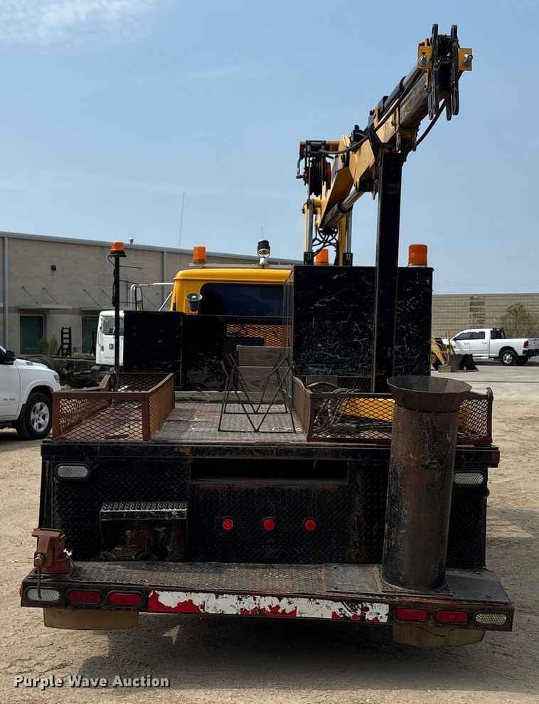 image for item EA7533 1998 International 4700 crane truck