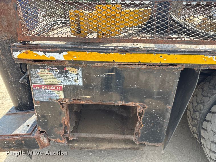 image for item EA7533 1998 International 4700 crane truck