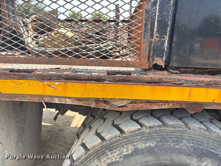 image for item EA7533 1998 International 4700 crane truck