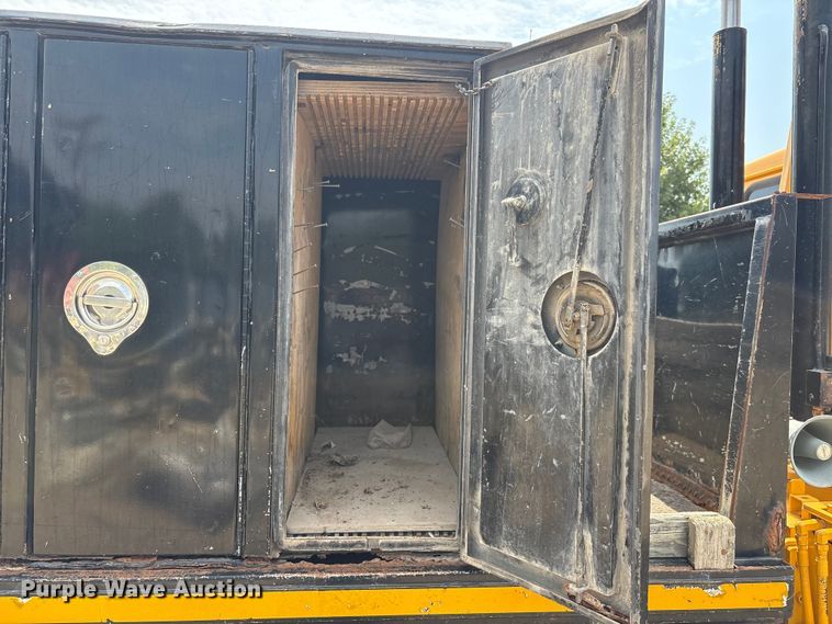 image for item EA7533 1998 International 4700 crane truck