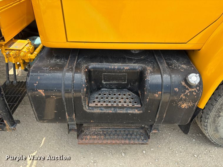 image for item EA7533 1998 International 4700 crane truck