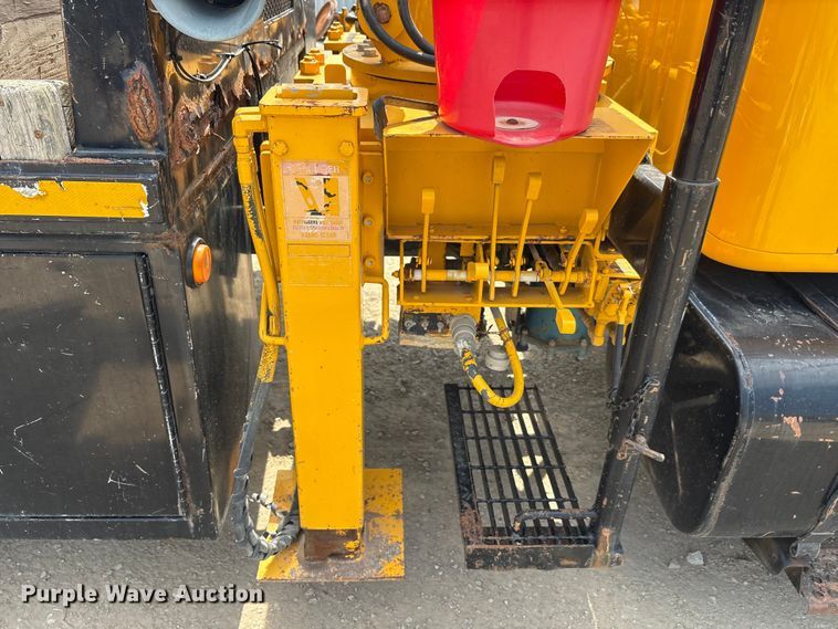 image for item EA7533 1998 International 4700 crane truck