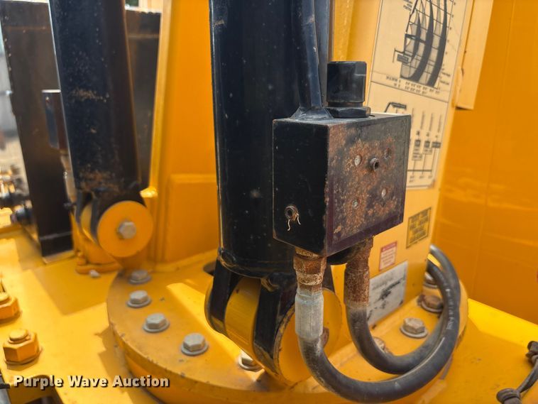 image for item EA7533 1998 International 4700 crane truck