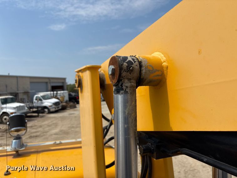 image for item EA7533 1998 International 4700 crane truck