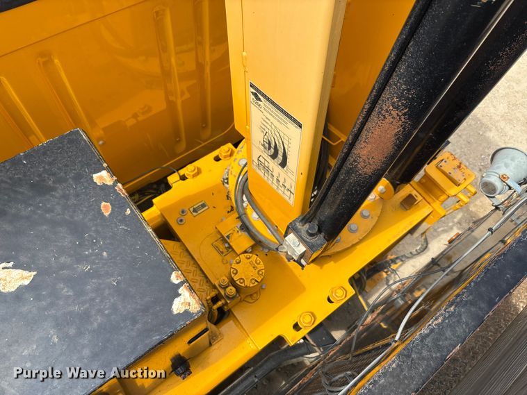 image for item EA7533 1998 International 4700 crane truck