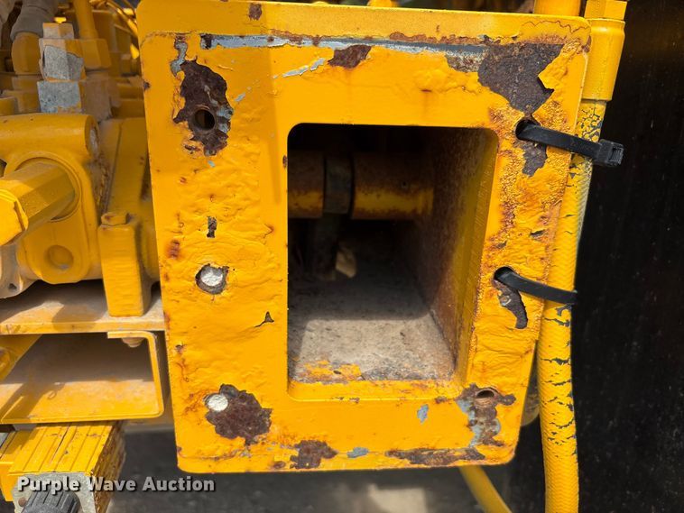 image for item EA7533 1998 International 4700 crane truck