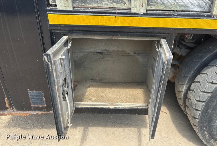 image for item EA7533 1998 International 4700 crane truck