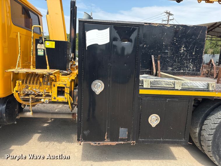 image for item EA7533 1998 International 4700 crane truck