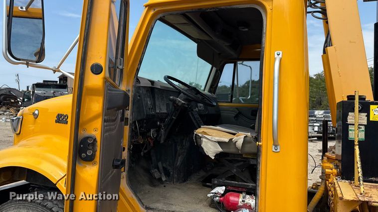 image for item EA7533 1998 International 4700 crane truck