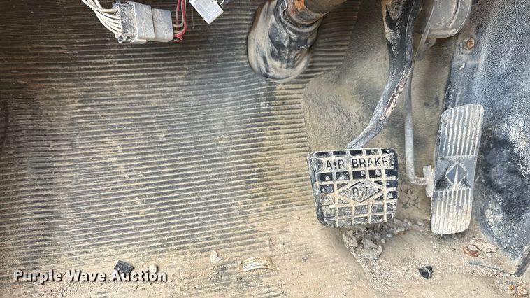 image for item EA7533 1998 International 4700 crane truck