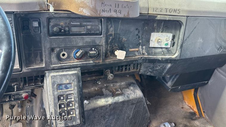 image for item EA7533 1998 International 4700 crane truck