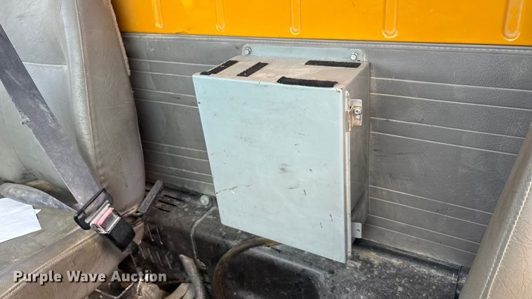 image for item EA7533 1998 International 4700 crane truck