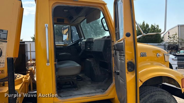 image for item EA7533 1998 International 4700 crane truck