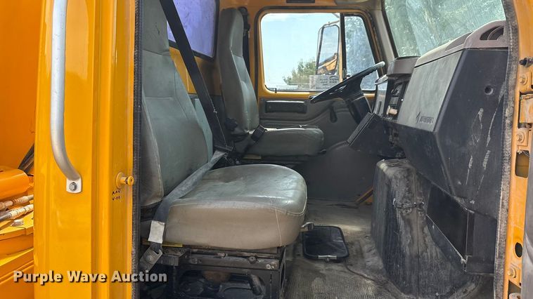 image for item EA7533 1998 International 4700 crane truck