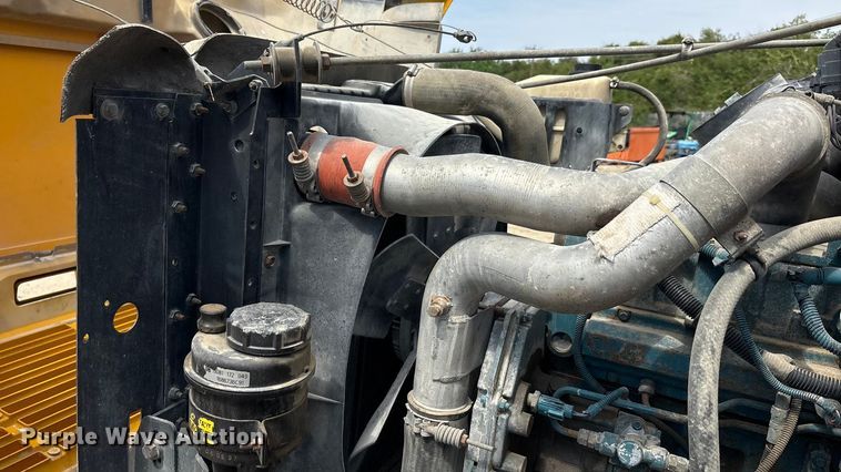 image for item EA7533 1998 International 4700 crane truck